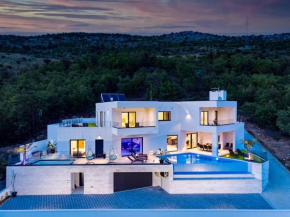 NEW! Villa Top Hill, heated infinity pool, Jacuzzi, Sauna, 5 en-suite bedrooms, a Media room